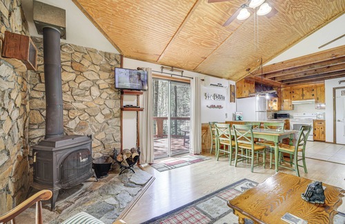 Whittier Cabin | Creekside Cabin w/Deck & Grill in Whittier!