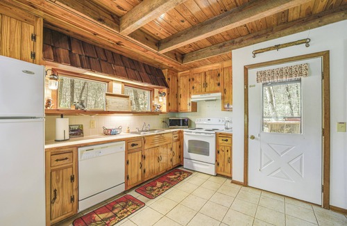 Whittier Cabin | Creekside Cabin w/Deck & Grill in Whittier!