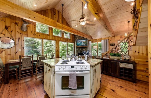 Blue Ridge Cabin | Creekside Cabin, Waterfront/Hot Tub/Pet-Friendly