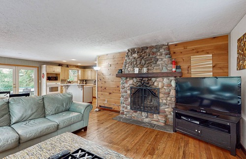 Rhododendron House | Creekside cabin with water view, deck, jetted tub & game room - near Mt. Hood