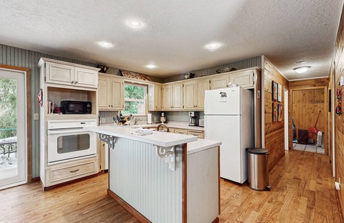 Rhododendron House | Creekside cabin with water view, deck, jetted tub & game room - near Mt. Hood