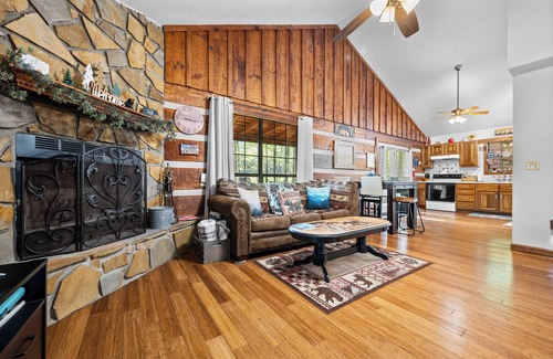 Cosby Cabin | Creekside cabin with 3 bedrooms, 2 full baths east of Gatlinburg