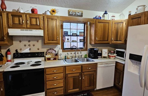 Cosby Cabin | Creekside cabin with 3 bedrooms, 2 full baths east of Gatlinburg