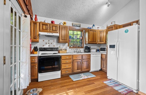 Cosby Cabin | Creekside cabin with 3 bedrooms, 2 full baths east of Gatlinburg