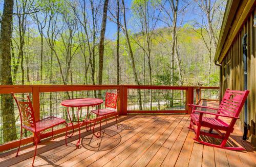 Whittier House | Creekside Cabin with Deck and Grill in Whittier!