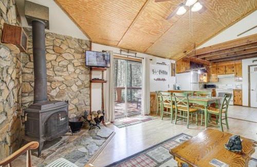 Whittier House | Creekside Cabin with Deck and Grill in Whittier!