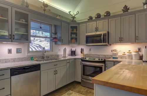 Walnut Mountain Cabin | Creekside cabin with private hot tub, shared pool & tennis