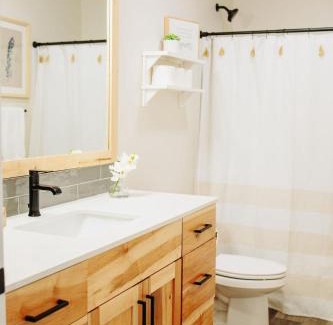 McCammon House | Creekside Cabins- Birch stylish stay w views