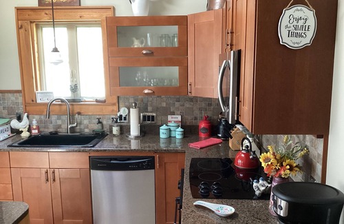Franklin Cottage | Creekside CottagenQuaint English cottage on 11 acres w/pond & 2 creeks