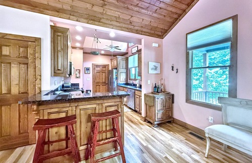 Highlands House | Creekside Cradle: A cozy 3-bedroom retreat in Highlands, NC with mountain and water views.