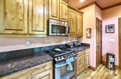 Highlands House | Creekside Cradle: A cozy 3-bedroom retreat in Highlands, NC with mountain and water views.