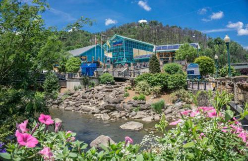 Gatlinburg - Pigeon Forge House | Creekside Dream by American Patriot Getaways
