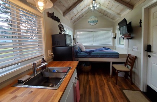 Creswell House | Creekside Escape-Close to UO*Hottub*Wineries*