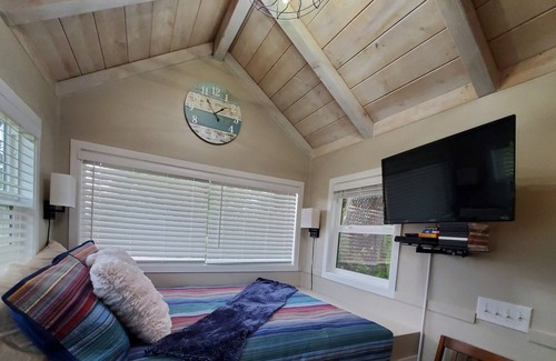 Creswell House | Creekside Escape-Close to UO*Hottub*Wineries*
