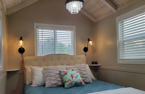 Creswell House | Creekside Escape-Close to UO*Hottub*Wineries*