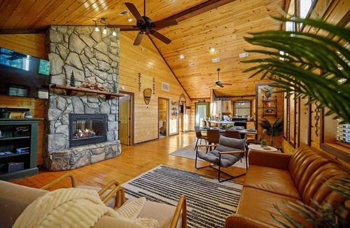 Broken Bow Cabin | Creekside Family Getaway Near Trails and Dining