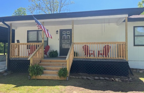 Bryson City House | Creekside Firefly Cottage