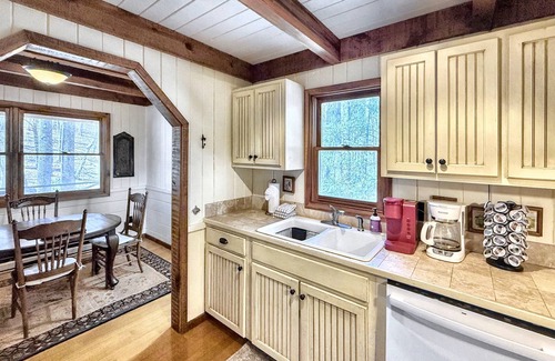 Scaly Mountain Cabin | Creekside,firepit,wood stove,family&dog friendly,covered deck dining