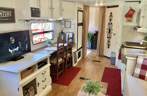 Ellijay House | Creekside Glamping Escape!