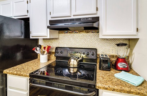 Hickory House | Creekside Hickory Townhome w/ Balcony & Water View
