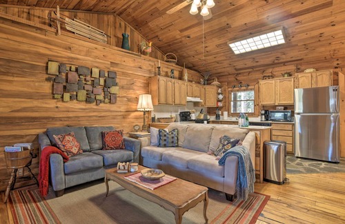 Marietta Cabin | Creekside Marietta Cabin Retreat w/Fire Pit!