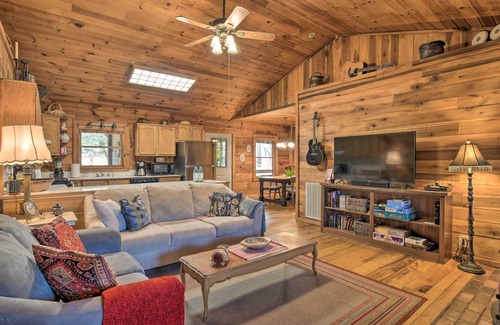 Marietta Cabin | Creekside Marietta Cabin Retreat w/Fire Pit!