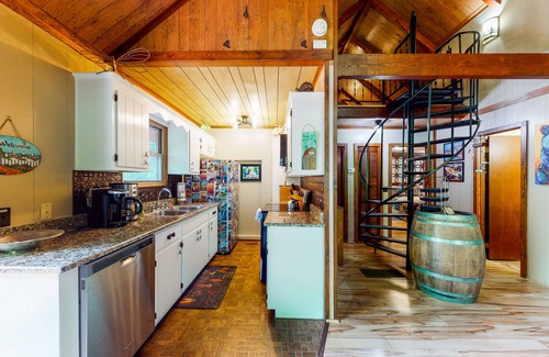Blairsville Cabin | Creekside mountain cabin with firepit, deck, grill, Ping-Pong, and fireplace