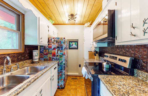 Blairsville Cabin | Creekside mountain cabin with firepit, deck, grill, Ping-Pong, and fireplace