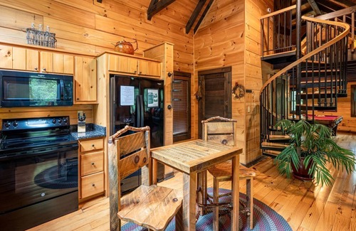 Topton Cabin | Creekside-Pet Friendly Luxury Log Cabin on Creek, Fireplace, Hot Tub, Zipline, Rafting, Horseback Riding-Nantahala NC
