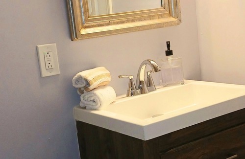 Church Street Apartment | Creekside Retreat cozy studio with fitness center in charming Stockbridge