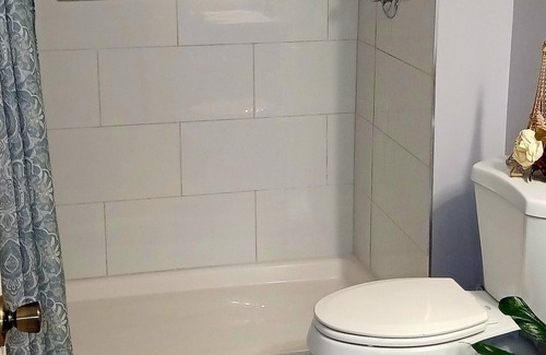Church Street Apartment | Creekside Retreat cozy studio with fitness center in charming Stockbridge