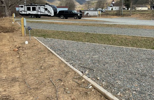 Mountain City RV Rental | Creekside RV Site A1 * Full Hookup