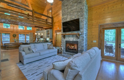 Ellijay House | Creekside Solitude/Luxury 5 BR/5B/Firepit/Game Room/Wrap-Around Porch/Hot Tub