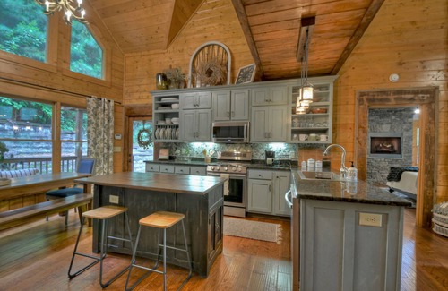 Ellijay House | Creekside Solitude/Luxury 5 BR/5B/Firepit/Game Room/Wrap-Around Porch/Hot Tub