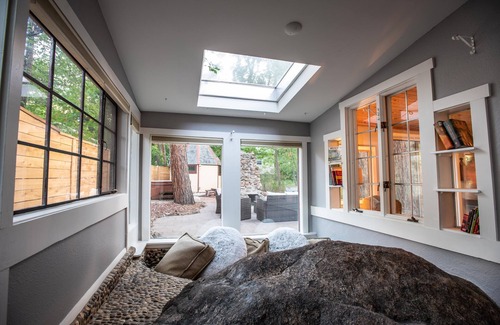 Broadmoor House | Creekside, steps to the Broadmoor, close to Zoo, Seven Falls, hike from house