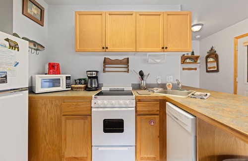 Fall River Estates Condo | Creekside Suite 10 River View!