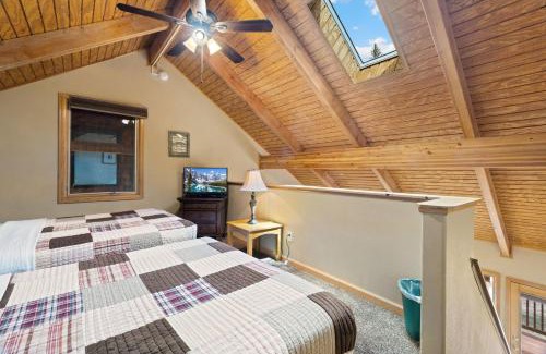 Fall River Estates Apartment | Creekside Suites 04 by Estes Park Condos