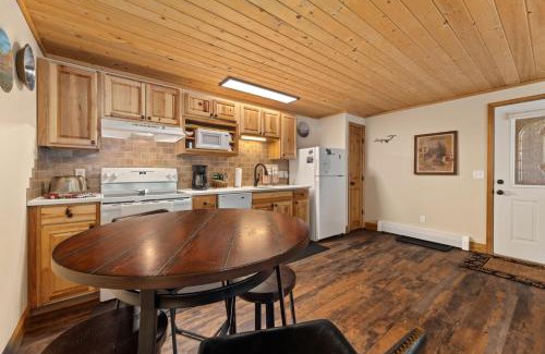 Fall River Estates Apartment | Creekside Suites 06 by Estes Park Condos