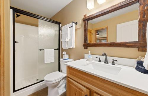 Fall River Estates Apartment | Creekside Suites 06 by Estes Park Condos