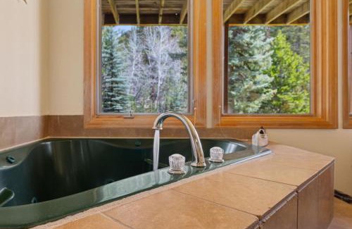 Fall River Estates Apartment | Creekside Suites 06 by Estes Park Condos