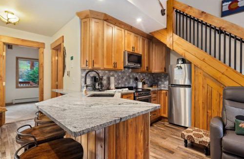Fall River Estates Apartment | Creekside Suites 21 by Estes Park Condos