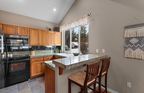 Redmond House | Creekside Townhouse in Eagle Crest-Ridge. 4 guests with private hot tub