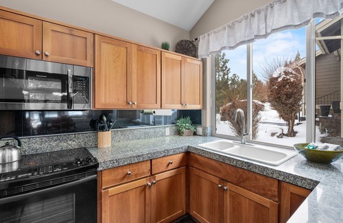 Redmond House | Creekside Townhouse in Eagle Crest-Ridge. 4 guests with private hot tub