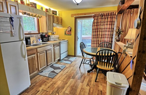 Fleetwood Cabin | Creekside Waterfalls-Open for Bookings! HOT TUB, Wi-Fi, Pet Friendly with FEE