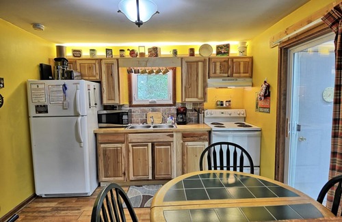 Fleetwood Cabin | Creekside Waterfalls-Open for Bookings! HOT TUB, Wi-Fi, Pet Friendly with FEE
