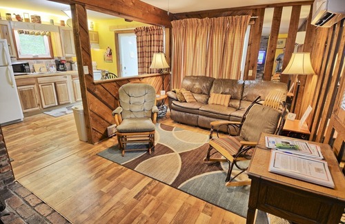 Fleetwood Cabin | Creekside Waterfalls-Open for Bookings! HOT TUB, Wi-Fi, Pet Friendly with FEE