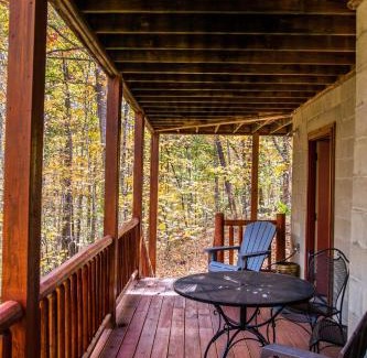 South Bloomingville Ski Chalet | Creekwood Chalet - Hocking Hills with Hot Tub and Near Hiking