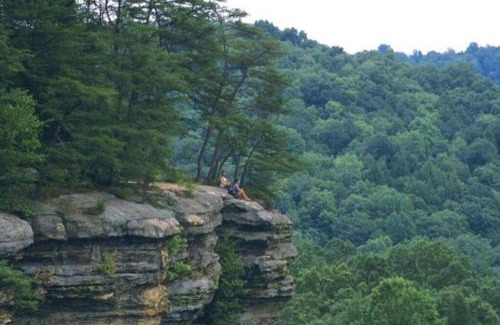 South Bloomingville Ski Chalet | Creekwood Chalet - Hocking Hills with Hot Tub and Near Hiking