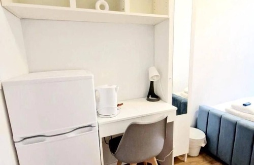 High Wycombe Apartment | Crendon House Cosy Studio - Sleeps 2 & Kitchen