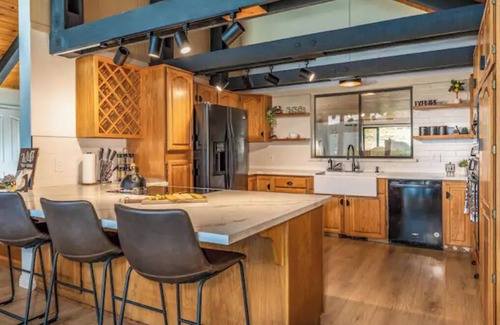 Yosemite Forks Ski Chalet | 🌙 Crescent Chalet - Hot Tub, Views, Sauna!